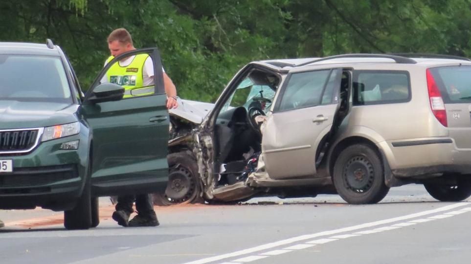Po čelním střetu aut na Nymbursku zemřel řidič